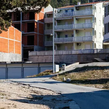Nemira Lägenhet Omiš